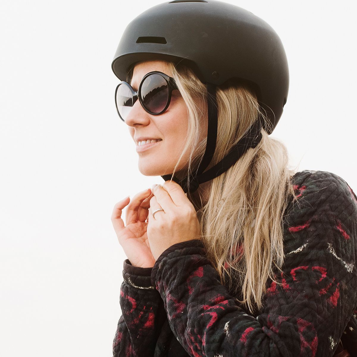 fahrradhelm-damen-400ytl-1.jpg Schöne Fahrradhelme im Test: 8 stilvolle (und sichere) Helme | GLAMOUR – Bild 1