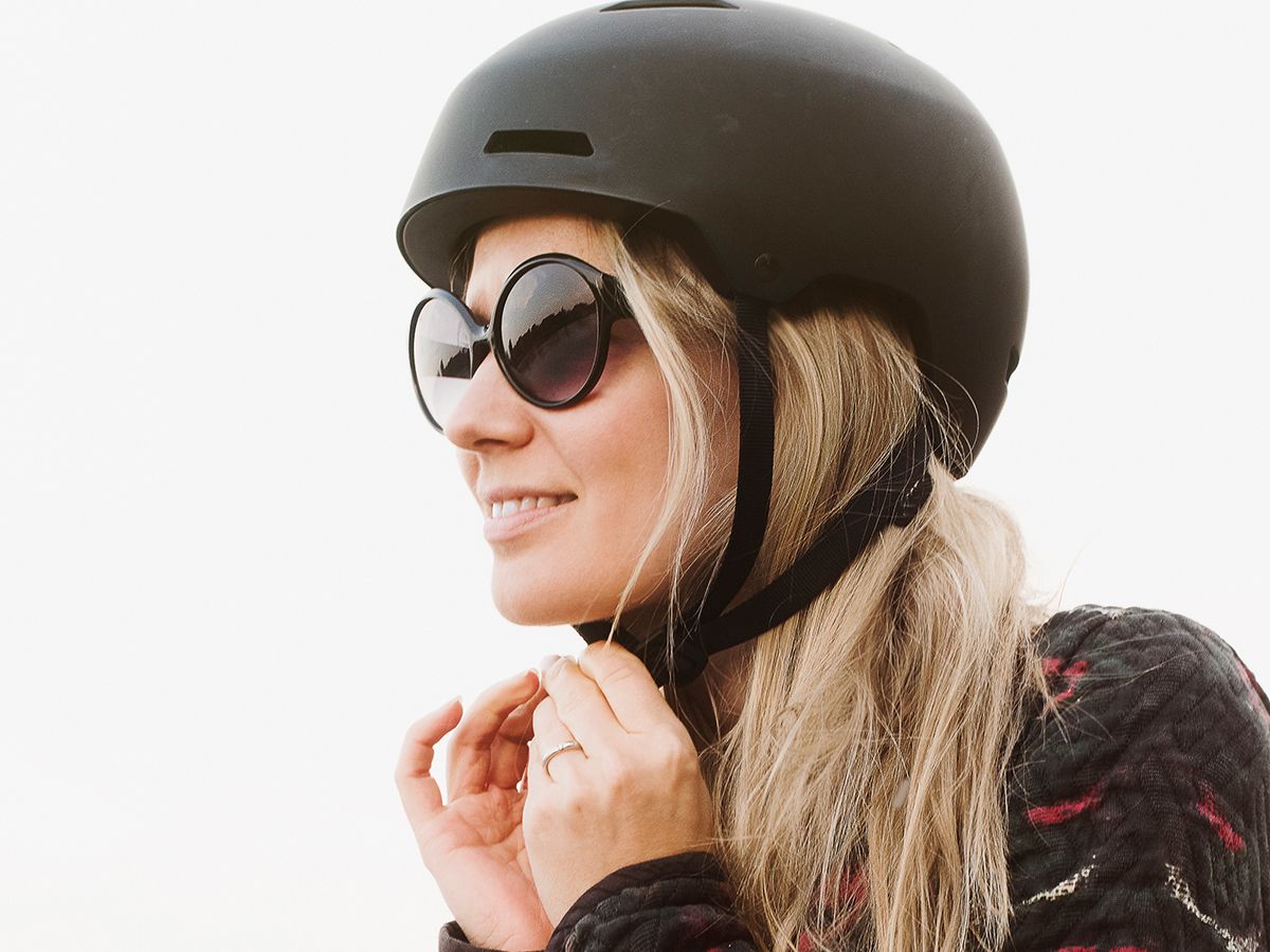 fahrradhelme-damen-356ngy-1.jpg Schöne Fahrradhelme im Test: 8 stilvolle (und sichere) Helme | GLAMOUR – Bild 1