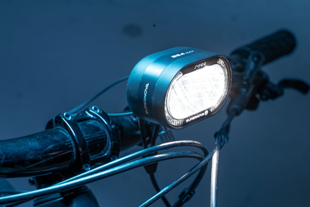 fahrradlicht-345skd-1.jpg Fahrradbeleuchtung: StVZO konforme Strahler für die dunkle Jahreszeit | BIKE – Bild 1