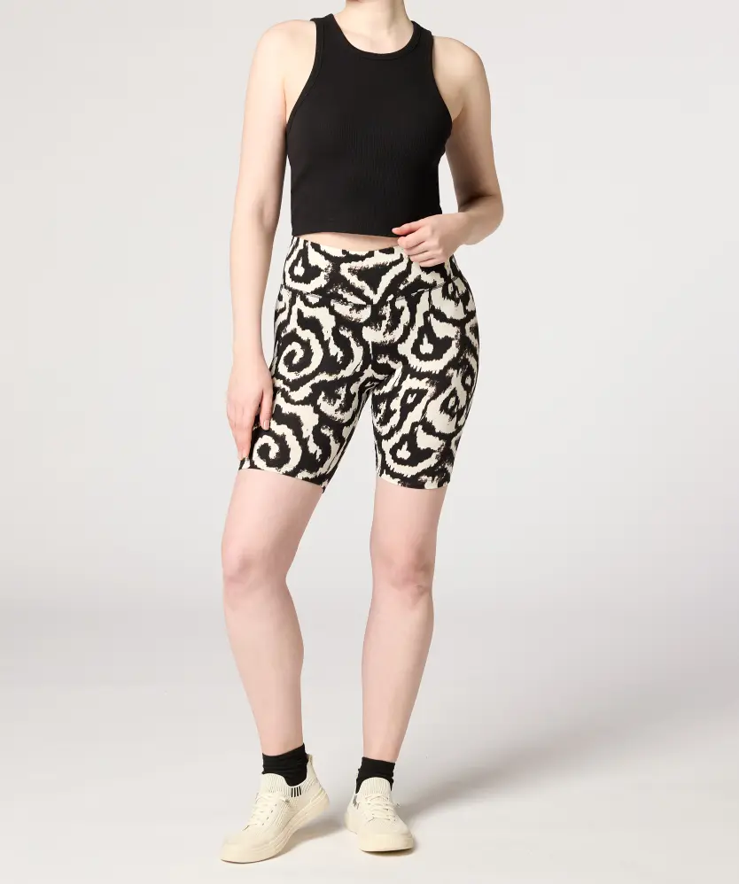 radlerhose-damen-116tfg.webp Radlerhose mit breitem Bund für Damen, schwarz bedruckt – Bild 1